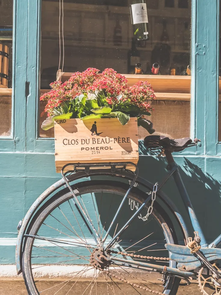 ancien vélo décoré dans les rues de bordeaux